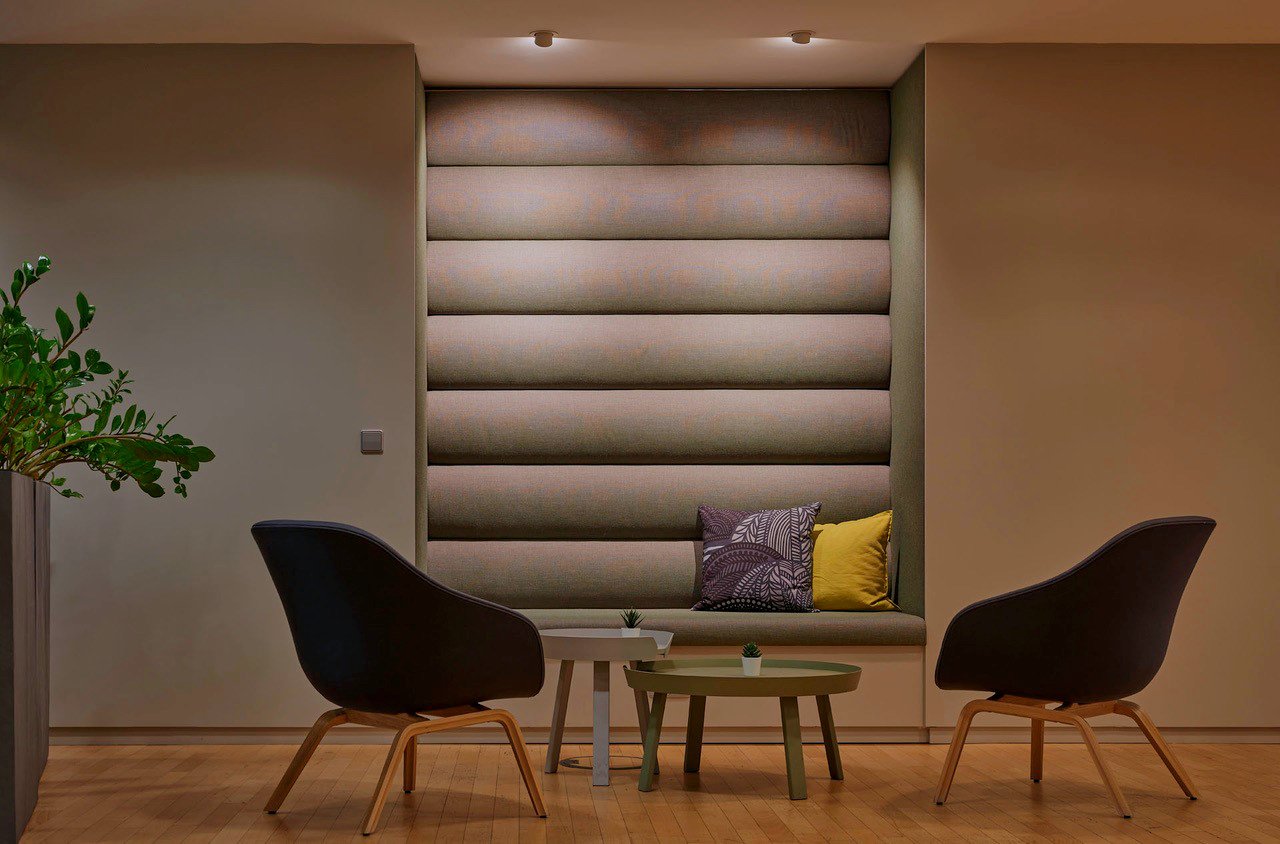 business-space-berlin-1 graue-sessel-vor-einer-beleuchteten-wand