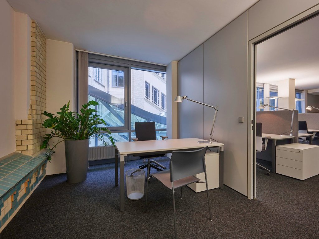 kleines buero mit fenster und trennwand zum erweitern