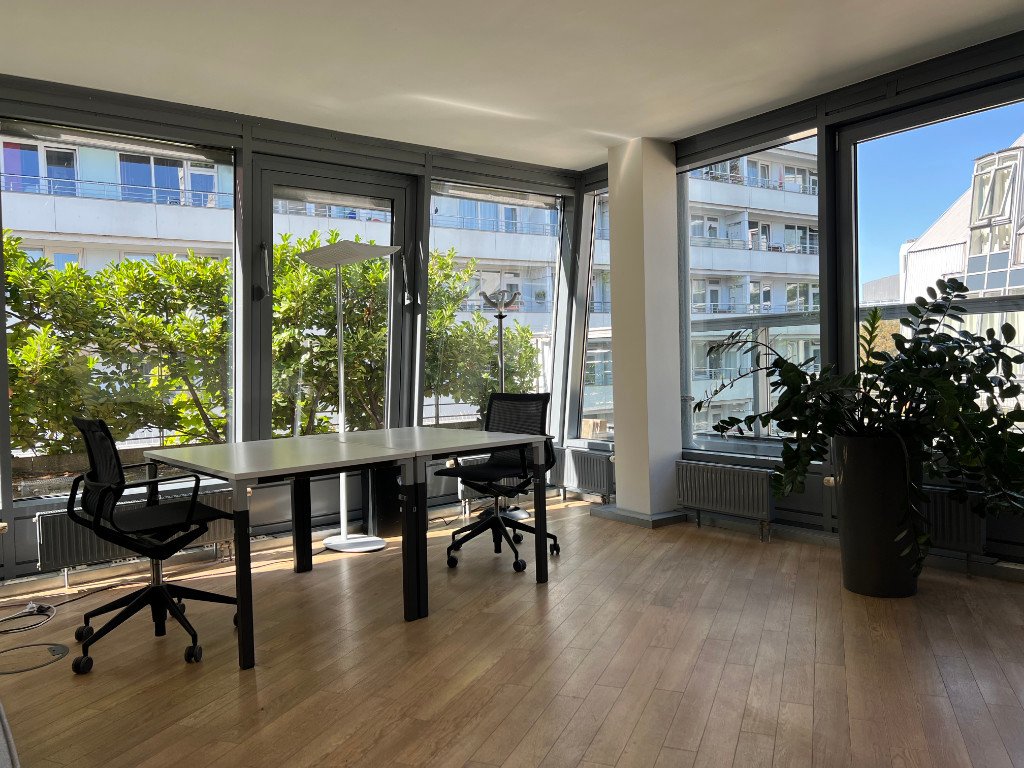 business-space-berlin-18 helles-buero-mit-bodentiefen-fenstern-schreibtisch-zwei-stuehle
