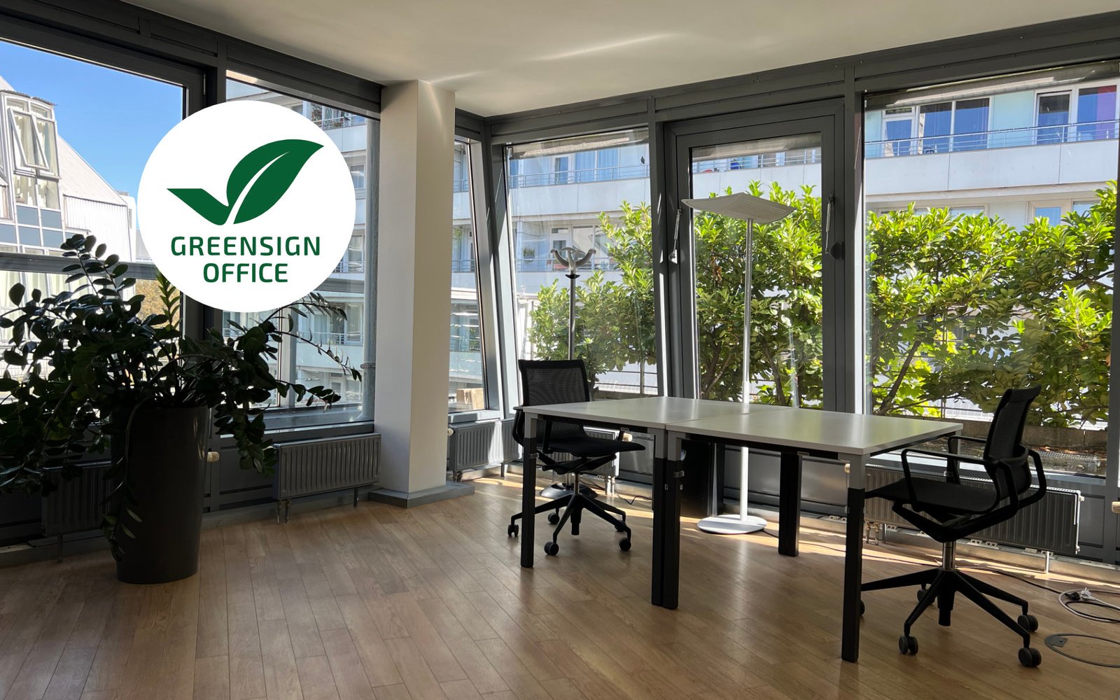 business-space-berlin-buero-1-mobile-2 helles-buero-mit-bodentiefen-fenstern-schreibtisch-zwei-stuehle