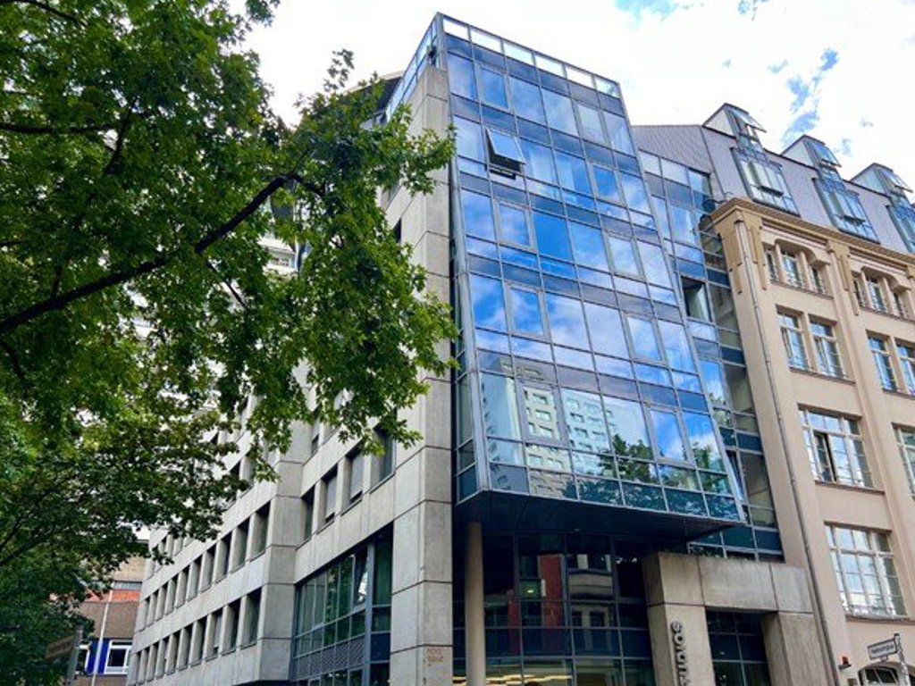 business-space-berlin-eingang aussenansicht-verglastes-gebaeude-gruener-baum