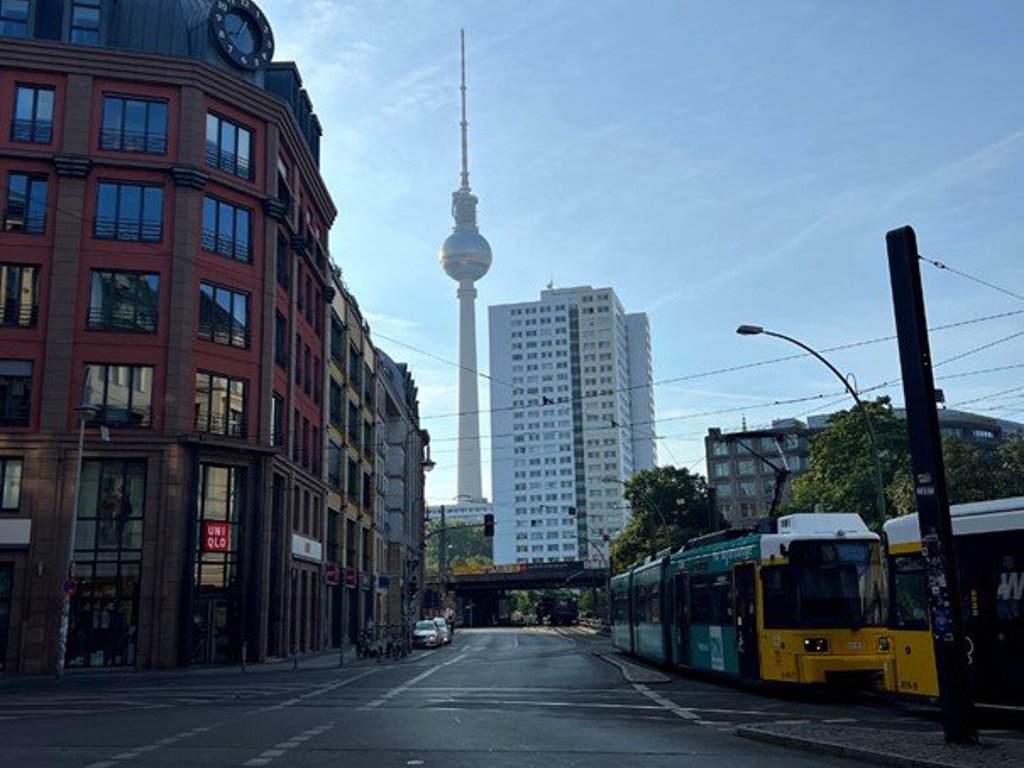 hackescher-markt-sightseeing-fernsehturm rotes-haus-fernsehturm-tram-berlin