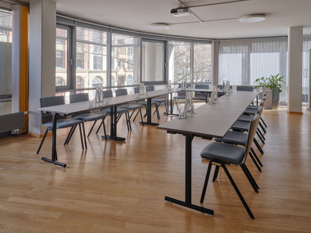 meetingraum-6-mit-großer-fensterfront-und-bestuhlung-in-u-form