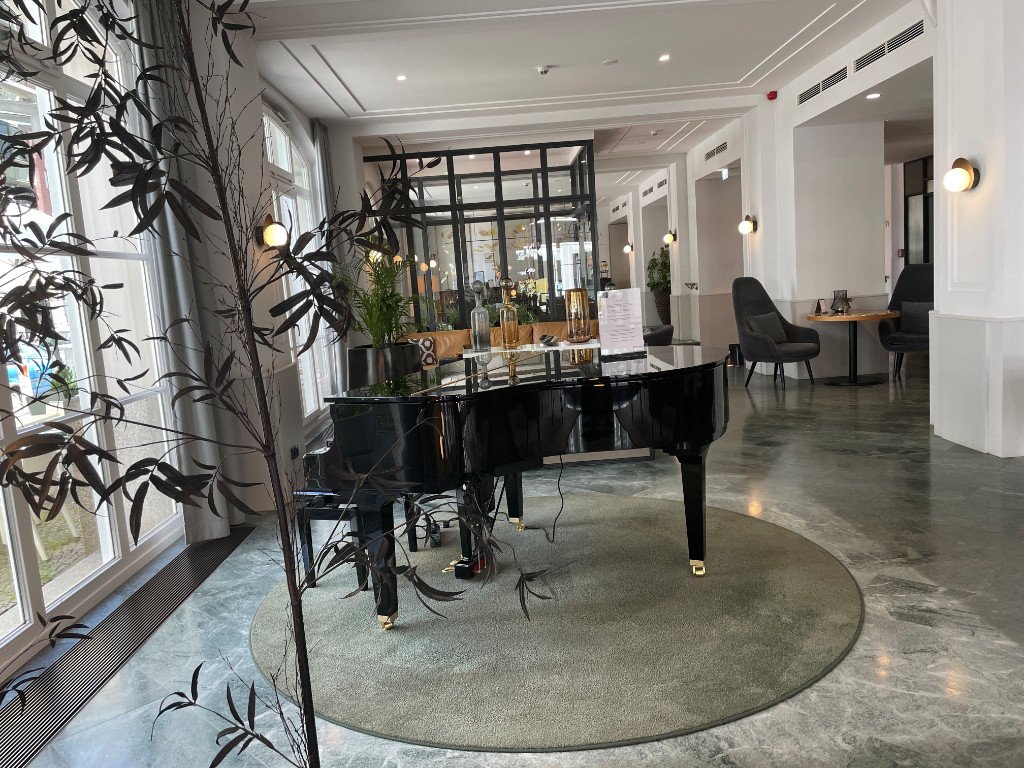 Klavier im Barbereich des UNAs Berlin MItte