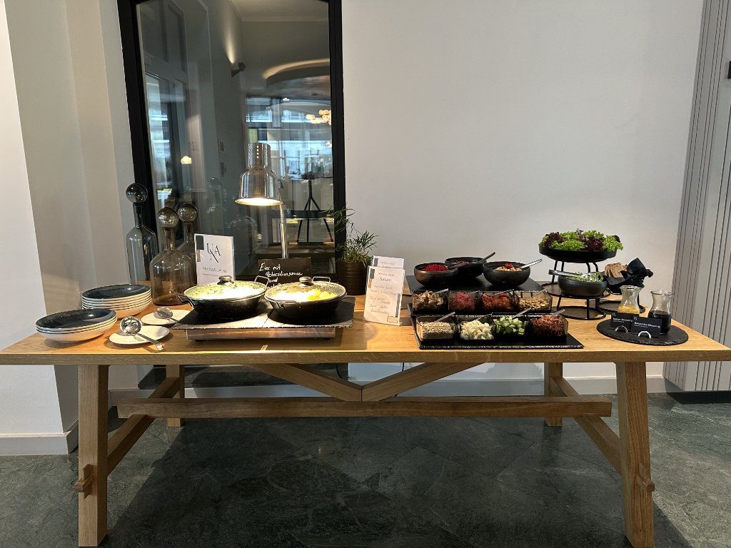 aufgebautes Buffet der Mittags-Jause im UNA Berlin-Mitte